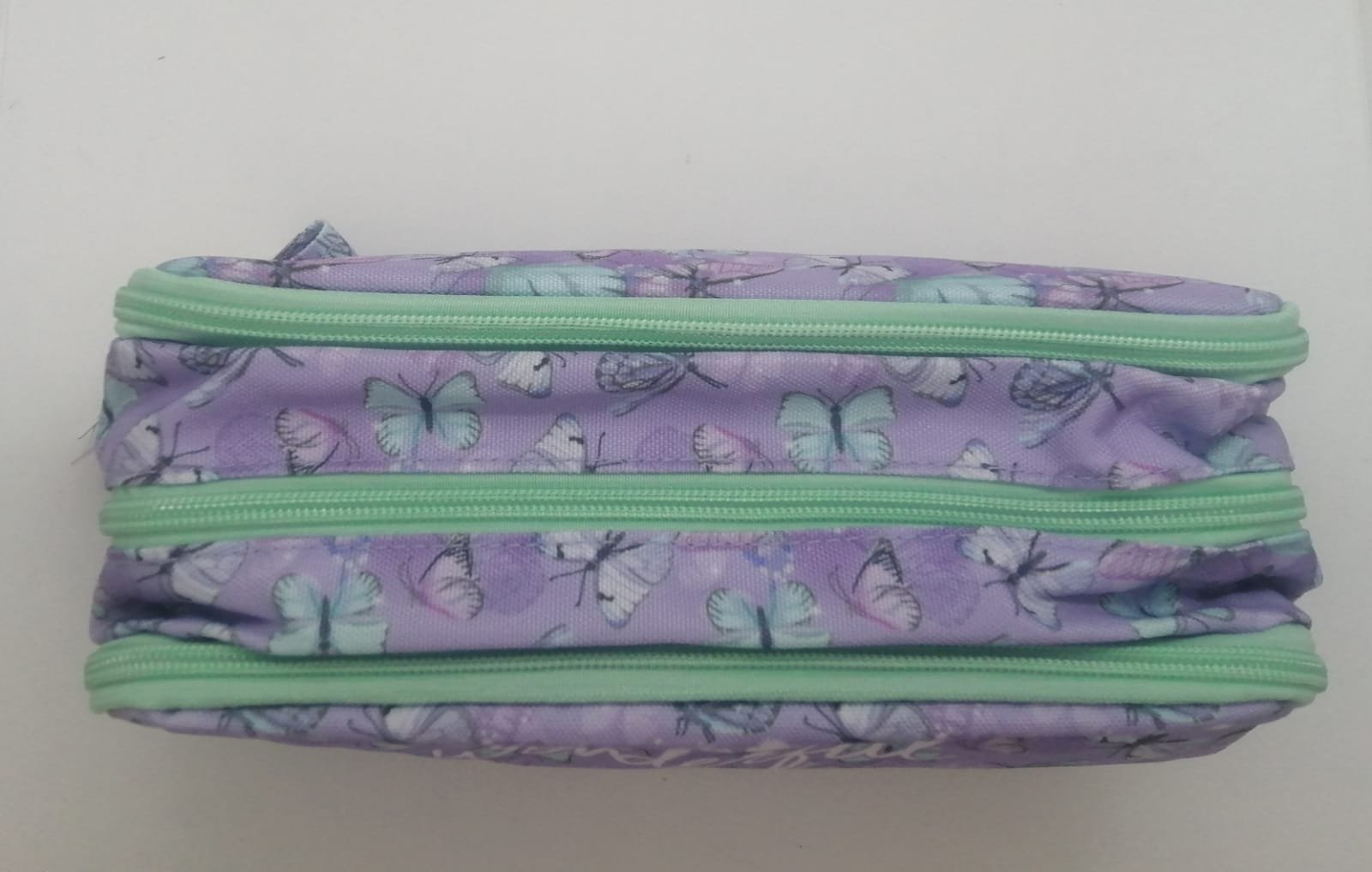 CARTUCHERA ESTAMPADA TRIPLE COMPARTIMENTO BUTTERFLY REF: CT-3ZBP24 - Imagen 3