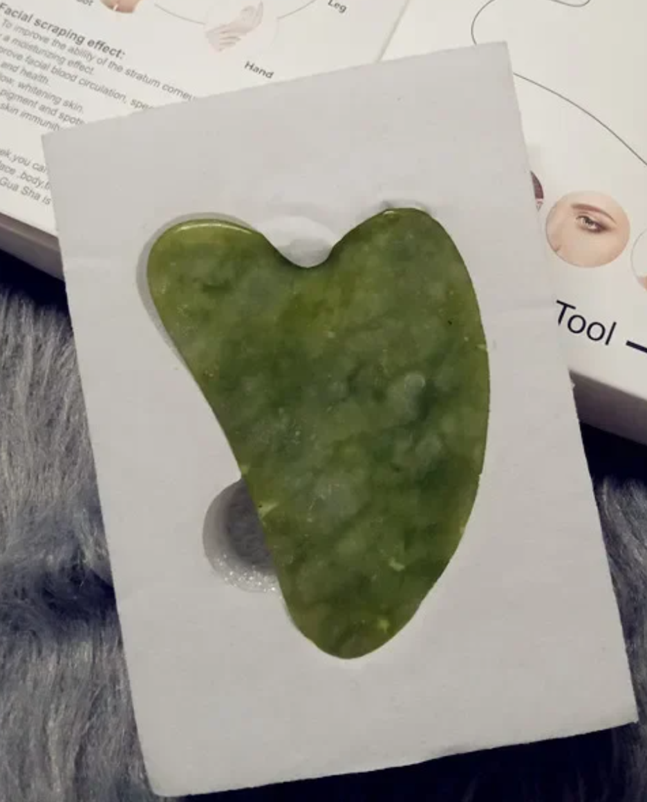 PIEDRA PARA MASAJES FACIALES – GUA SHA DE JADE NATURAL ZJ224073 - Imagen 3