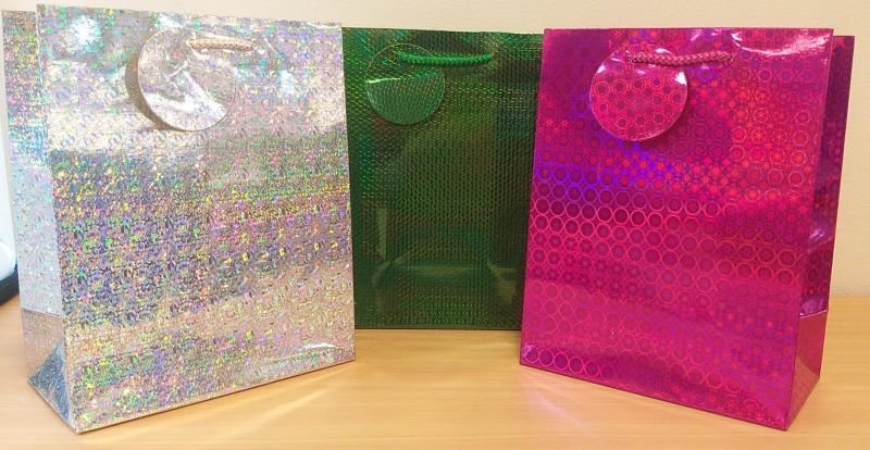 BOLSAS DE REGALO DISEÑOS HOLOGRAMA METALIZADO 23CM X 18CMS -21 - Imagen 2